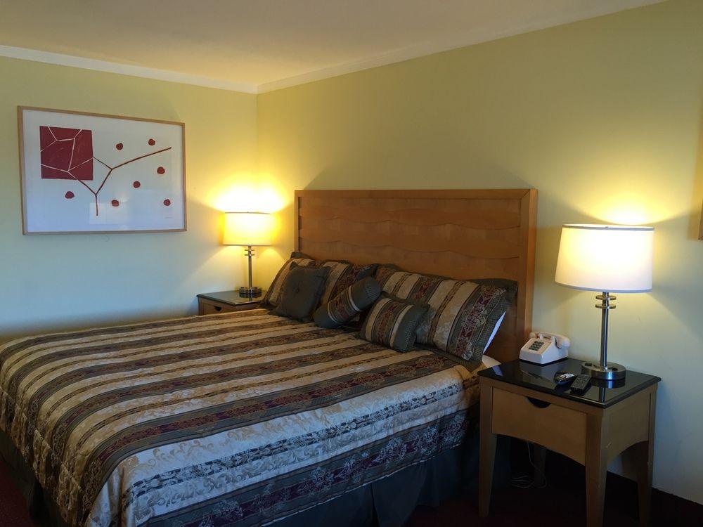 Eastern Inn Борн Екстер'єр фото